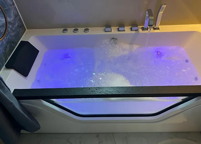 Center - 2 Bedrooms - 4 Pers - With Parking Lejlighed